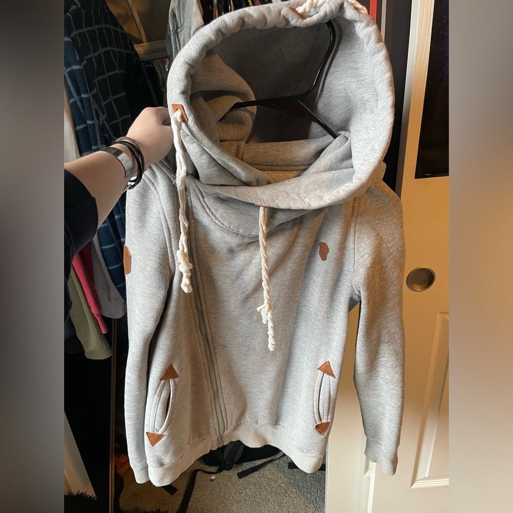 Very thick hoodie from DJT with a side zip and thick hood.